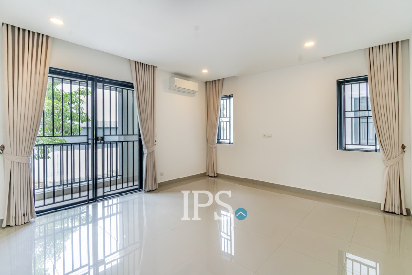 4 Bedroom Link Villa For Rent - Chak Angrae Kraom, Phnom Penh