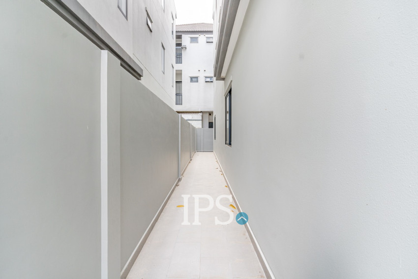 4 Bedroom Link Villa For Rent - Chak Angrae Kraom, Phnom Penh
