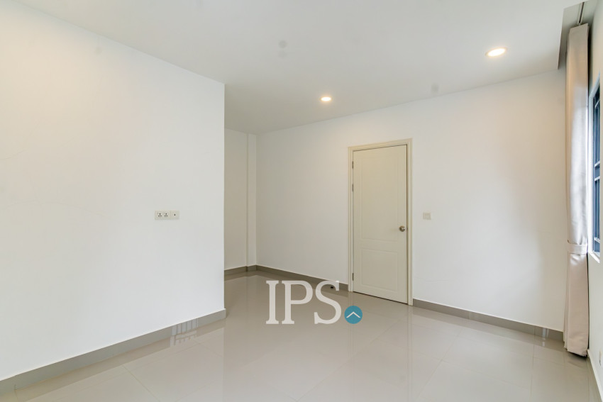 4 Bedroom Link Villa For Rent - Chak Angrae Kraom, Phnom Penh
