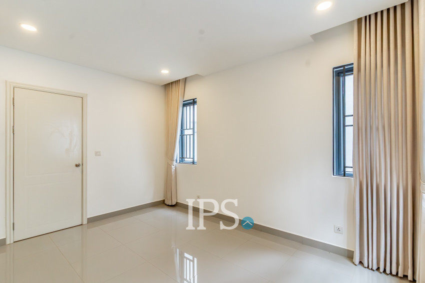 4 Bedroom Link Villa For Rent - Chak Angrae Kraom, Phnom Penh