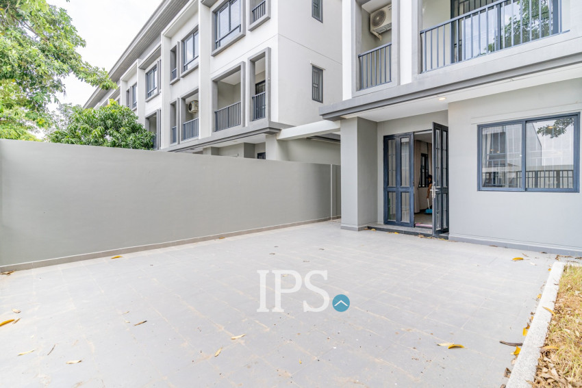 4 Bedroom Link Villa For Rent - Chak Angrae Kraom, Phnom Penh