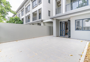 4 Bedroom Link Villa For Rent - Chak Angrae Kraom, Phnom Penh thumbnail