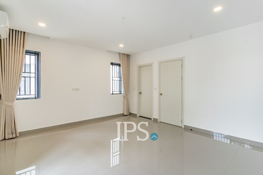 4 Bedroom Link Villa For Rent - Chak Angrae Kraom, Phnom Penh
