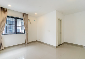 4 Bedroom Link Villa For Rent - Chak Angrae Kraom, Phnom Penh thumbnail