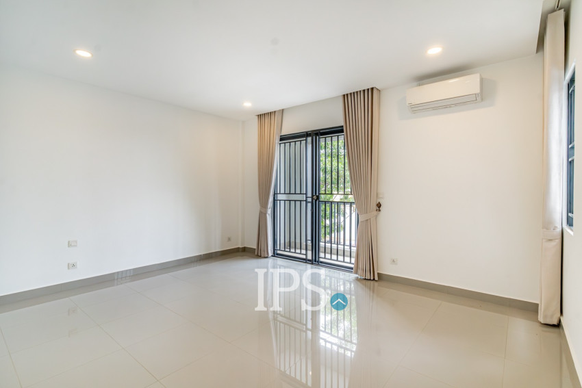 4 Bedroom Link Villa For Rent - Chak Angrae Kraom, Phnom Penh