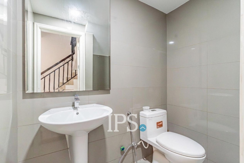 4 Bedroom Link Villa For Rent - Chak Angrae Kraom, Phnom Penh