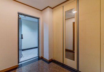 9th Floor 3 Bedroom Condo For Sale - De Castle Noblesse, Beoung Kak 1, Phnom Penh thumbnail
