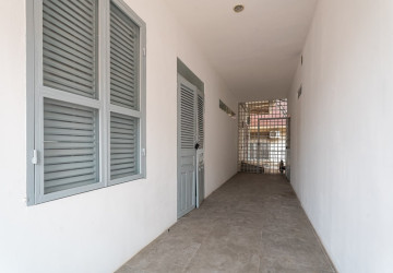 Renovated 3 Bedroom Apartment For Rent - Chakto Mukh, Phnom Penh thumbnail