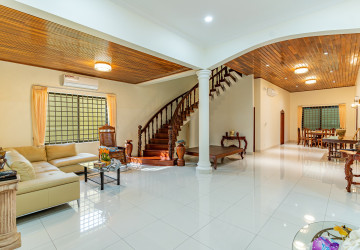 3 Bedroom Villa For Rent - Boeung Kak 2, Phnom Penh thumbnail