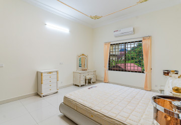 3 Bedroom Villa For Rent - Boeung Kak 2, Phnom Penh thumbnail