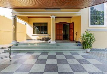 3 Bedroom Villa For Rent - Boeung Kak 2, Phnom Penh thumbnail