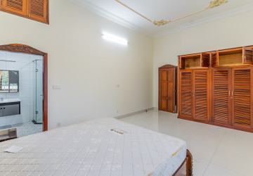 3 Bedroom Villa For Rent - Boeung Kak 2, Phnom Penh thumbnail