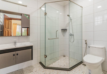 3 Bedroom Villa For Rent - Boeung Kak 2, Phnom Penh thumbnail