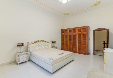 3 Bedroom Villa For Rent - Boeung Kak 2, Phnom Penh thumbnail