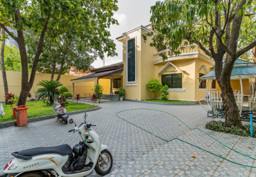 3 Bedroom Villa For Rent - Boeung Kak 2, Phnom Penh thumbnail