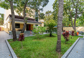 3 Bedroom Villa For Rent - Boeung Kak 2, Phnom Penh thumbnail