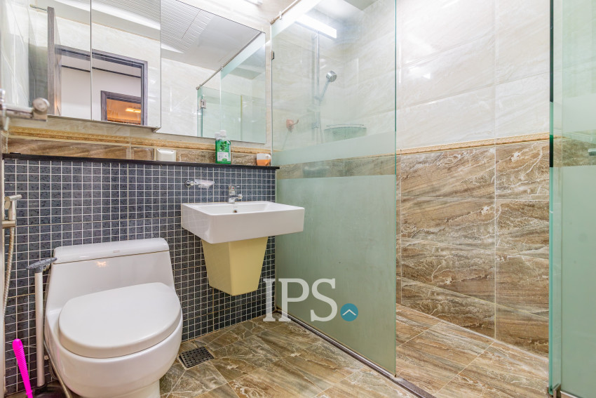 6th Floor 3 Bedroom Condo For Sale - De Castle Royal, BKK1, Phnom Penh