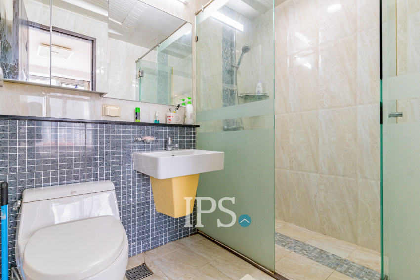6th Floor 3 Bedroom Condo For Sale - De Castle Royal, BKK1, Phnom Penh