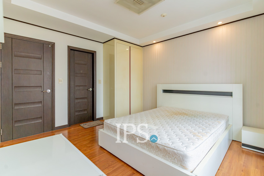 6th Floor 3 Bedroom Condo For Sale - De Castle Royal, BKK1, Phnom Penh