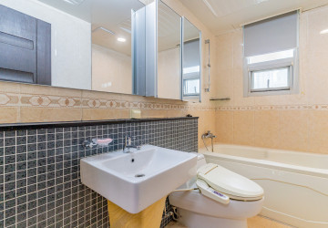 6th Floor 3 Bedroom Condo For Sale - De Castle Royal, BKK1, Phnom Penh thumbnail