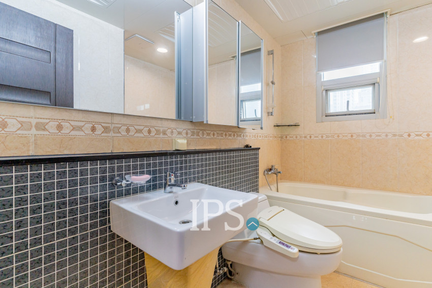 6th Floor 3 Bedroom Condo For Sale - De Castle Royal, BKK1, Phnom Penh