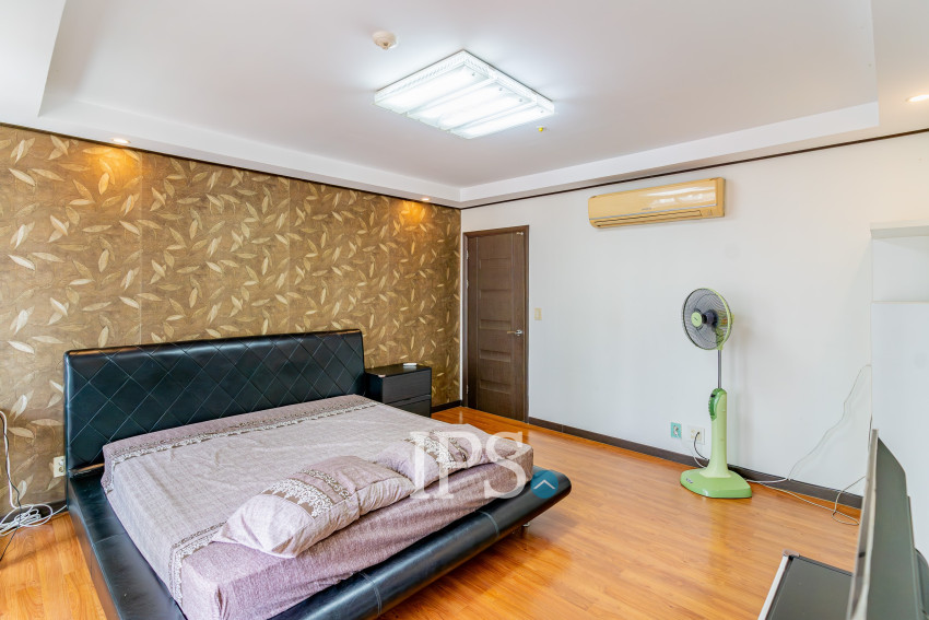 6th Floor 3 Bedroom Condo For Sale - De Castle Royal, BKK1, Phnom Penh