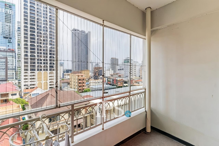 6th Floor 3 Bedroom Condo For Sale - De Castle Royal, BKK1, Phnom Penh
