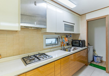 1 Bedroom Condo For Rent - De Castle Royal, BKK1, Phnom Penh thumbnail