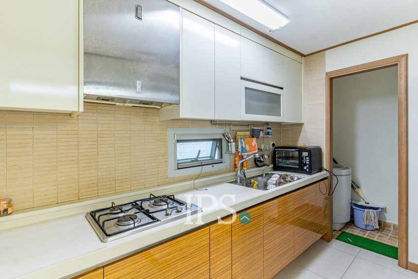 1 Bedroom Condo For Rent - De Castle Royal, BKK1, Phnom Penh