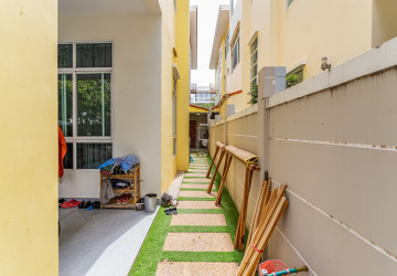 5 Bedroom Villa For Rent - Tonle Bassac, Phnom Penh thumbnail