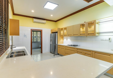5 Bedroom Villa For Rent - Tonle Bassac, Phnom Penh thumbnail