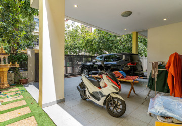 5 Bedroom Villa For Rent - Tonle Bassac, Phnom Penh thumbnail