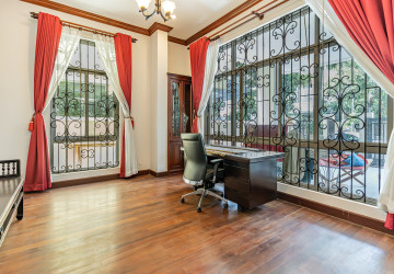 5 Bedroom Villa For Rent - Tonle Bassac, Phnom Penh thumbnail