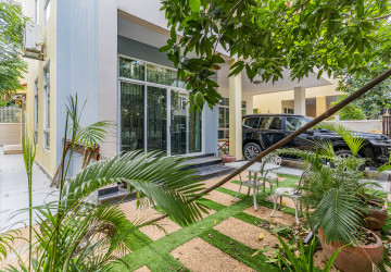 5 Bedroom Villa For Rent - Tonle Bassac, Phnom Penh thumbnail