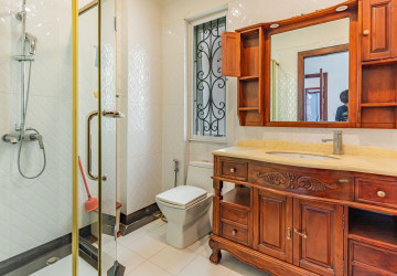 5 Bedroom Villa For Rent - Tonle Bassac, Phnom Penh thumbnail