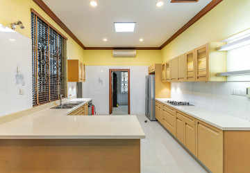 5 Bedroom Villa For Rent - Tonle Bassac, Phnom Penh thumbnail