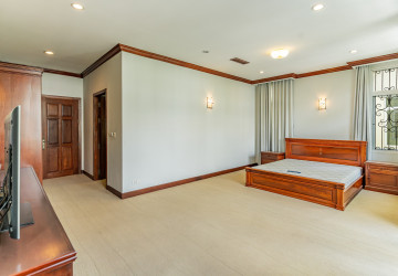 5 Bedroom Villa For Rent - Tonle Bassac, Phnom Penh thumbnail