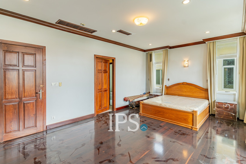 5 Bedroom Villa For Rent - Tonle Bassac, Phnom Penh