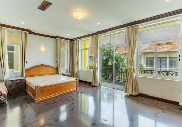 5 Bedroom Villa For Rent - Tonle Bassac, Phnom Penh thumbnail