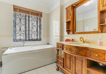 5 Bedroom Villa For Rent - Tonle Bassac, Phnom Penh thumbnail