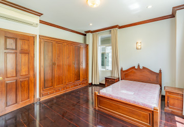 5 Bedroom Villa For Rent - Tonle Bassac, Phnom Penh thumbnail