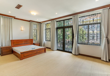 5 Bedroom Villa For Rent - Tonle Bassac, Phnom Penh thumbnail