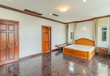 5 Bedroom Villa For Rent - Tonle Bassac, Phnom Penh thumbnail