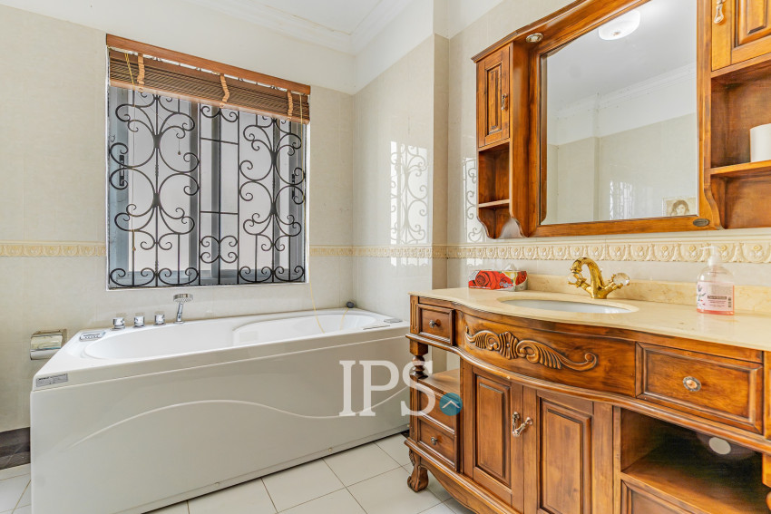 5 Bedroom Villa For Rent - Tonle Bassac, Phnom Penh