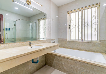 6 Bedroom Villa For Rent - Tonle Bassac, Phnom Penh thumbnail