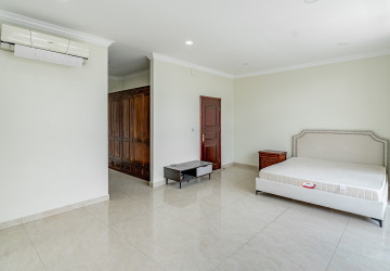6 Bedroom Villa For Rent - Tonle Bassac, Phnom Penh thumbnail