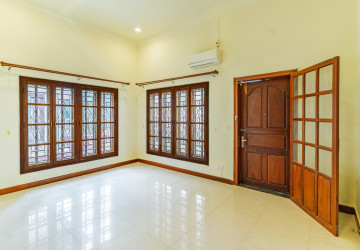 5 Bedroom Villa For Rent - Tonle Bassac, Phnom Penh thumbnail