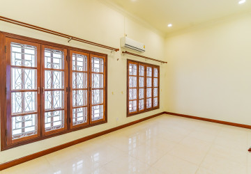 5 Bedroom Villa For Rent - Tonle Bassac, Phnom Penh thumbnail