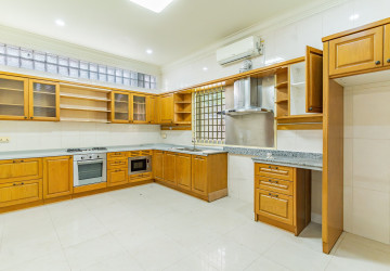 5 Bedroom Villa For Rent - Tonle Bassac, Phnom Penh thumbnail