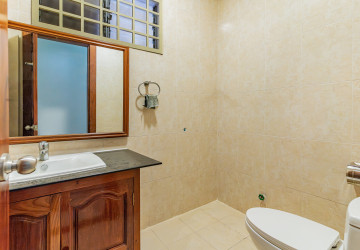 5 Bedroom Villa For Rent - Tonle Bassac, Phnom Penh thumbnail